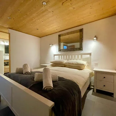 Apartment In-ski Out! Spacious & Stylish For 8 In The Heart Of Lavachet