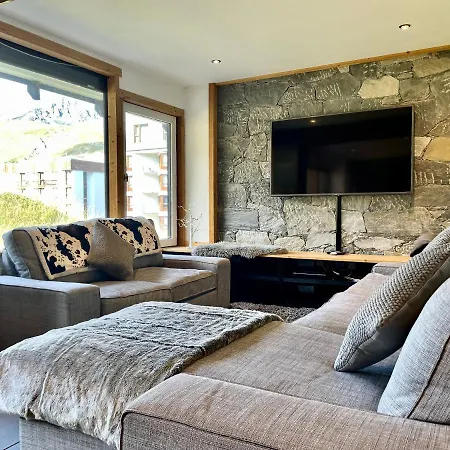 In-ski Out! Spacious & Stylish For 8 In The Heart Of Lavachet