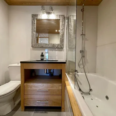 In-ski Out! Spacious & Stylish For 8 In The Heart Of Lavachet Apartment