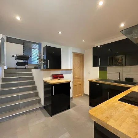 In-ski Out! Spacious & Stylish For 8 In The Heart Of Lavachet