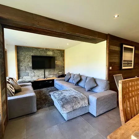 Apartment In-ski Out! Spacious & Stylish For 8 In The Heart Of Lavachet