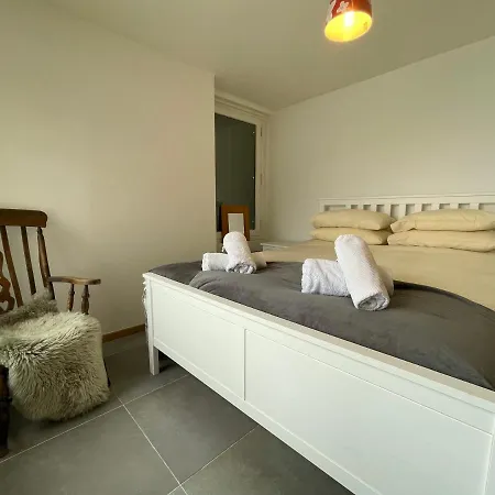 In-ski Out! Spacious & Stylish For 8 In The Heart Of Lavachet Apartment *
